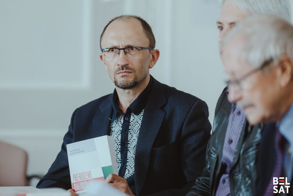 Акадэмічны дырэктар Беларускага інстытуту стратэгічных даследаванняў Пётра Рудкоўскі падчас прэзентацыі кнігі «Абуджэнне Беларусі. Штудыі з фенаменалогіі рэвалюцыі» ў Інстытуце філасофіі і сацыялогіі Польскай акадэміі навук. Варшава, Польшча. 15 траўня 2025 года. Фота: Рауль Дзюк / Белсат