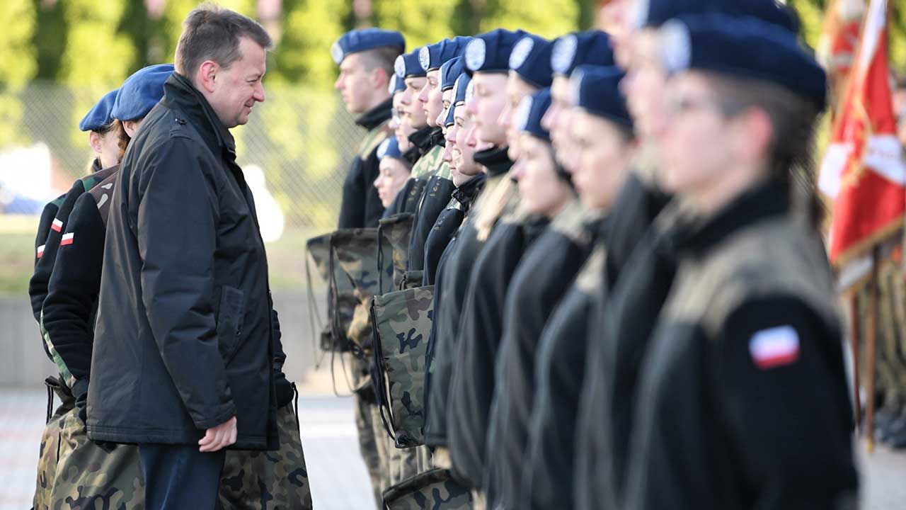 Minister obrony narodowej podczas uroczystego ślubowania klas mundurowych w Miejscu Piastowym (fot. PAP/Darek Delmanowicz)