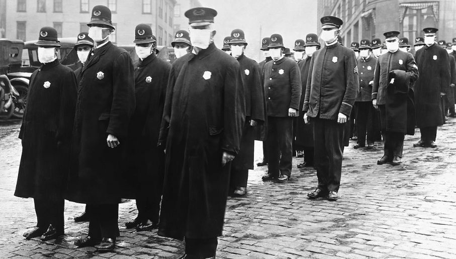 Policjanci z miasta Seattle w USA pełniący służbę podczas epidemii hiszpanki, grudzień 1918 r. (fot. wikimedia commons)