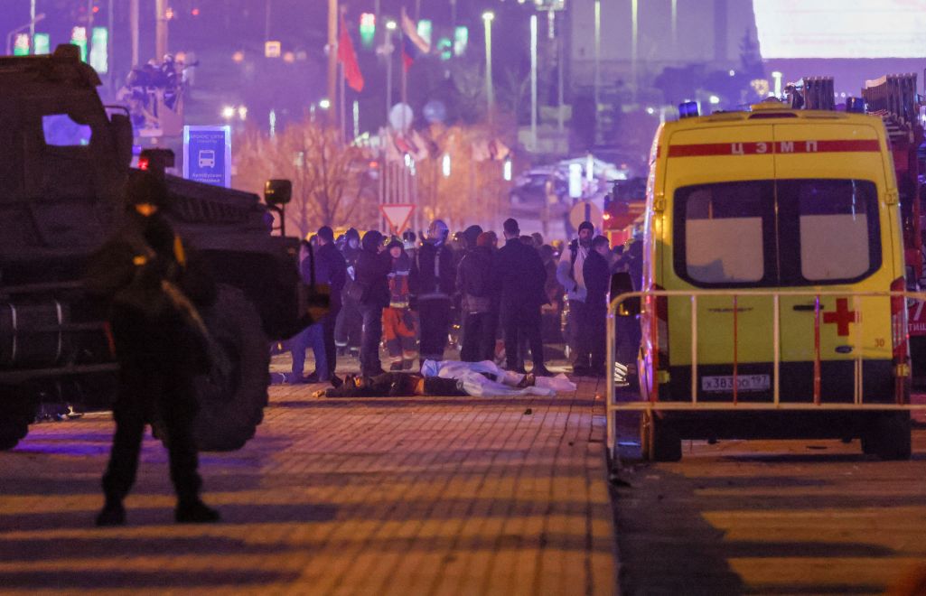 УВАГА! ВУСЦІШНЫ ЗДЫМАК! Целы людзей, забітых у «Крокус Сіці Хол» падчас страляніны. Краснагорск, Расея. 22 сакавіка 2024 года. (Фота: Maxim Shemetov / Reuters / Forum)