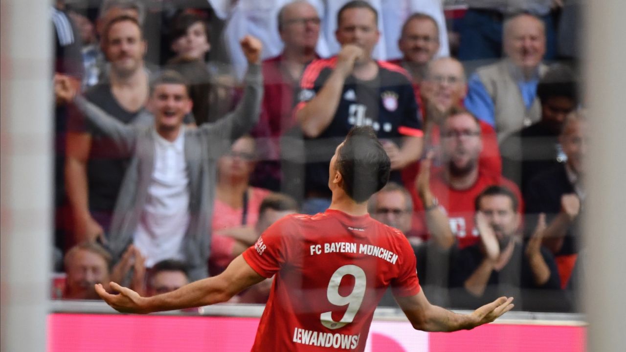Robert Lewandowski świętuje wygraną Bayernu Monachium z Unionem Berlin (fot. PAP/ EPA/PHILIPP GUELLAND) Robert Lewandowski świętuje wygraną Bayernu Monachium z Unionem Berlin (fot. PAP/ EPA/PHILIPP GUELLAND)