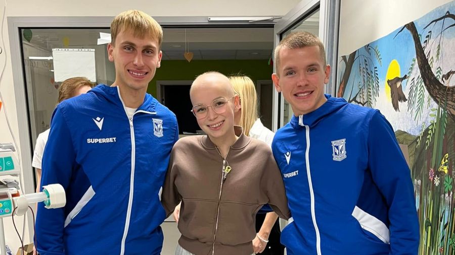 Lech Poznań: Michał Gurgul i Antoni Kozubal świętowali 18-urodziny Zuzi na oddziale onkologii (fot. arch. prywatne)