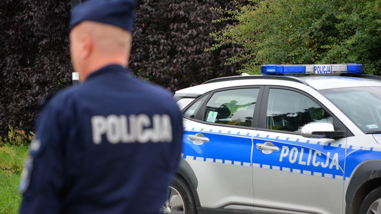 Do tragicznych wydarzeń doszło w piątek w miejscowości Jedlnia-Letnisko w powiecie radomskim. 36-letni mężczyzna zaatakował swoich rodzic&oacute;w ostrym narzędziem. Zamordował 63-letniego ojca,...