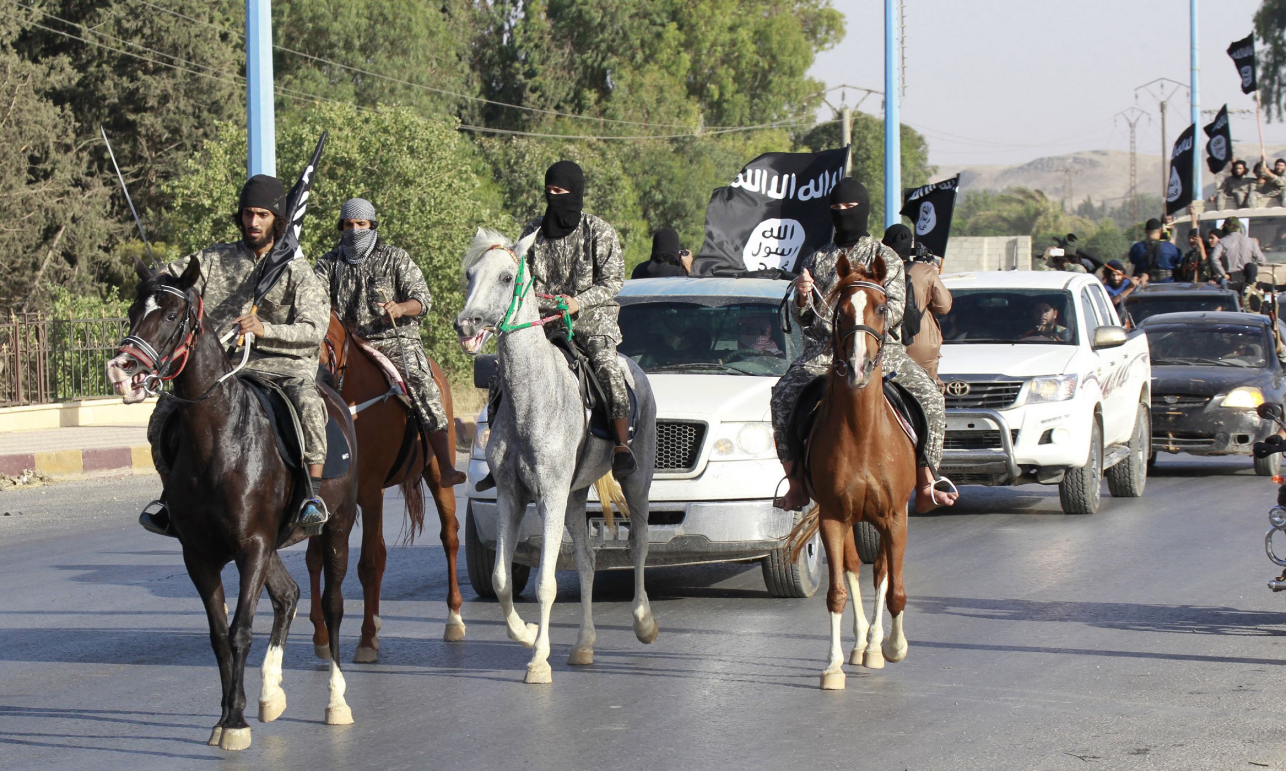 Parada oddziałów konnych ISIS, 30 czerwca 2014. Fot. REUTERS/Stringer