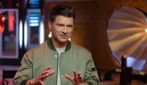 Prowadzący talent show Tomasz Kammel wspiera rodziny i znajomych uczestników (fot. Natasza Młudzik/TVP)