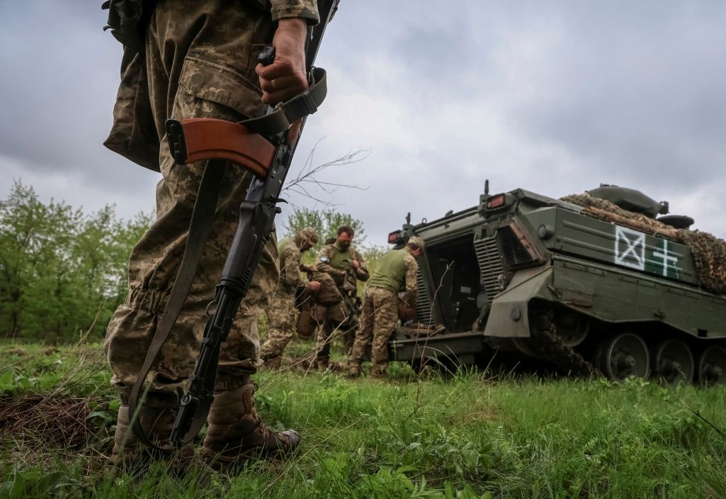 Здымак мае ілюстрацыйны характар. Украінскія вайскоўцы 25-й асобнай паветрана-дэсантнай брыгады ЗСУ на БМП «Мардэр» ля лініі фронту ў Данецкай вобласці, Украіна. 29 красавіка 2024 года. (Фота: Oleksandr Ratushniak / Reuters / Forum)