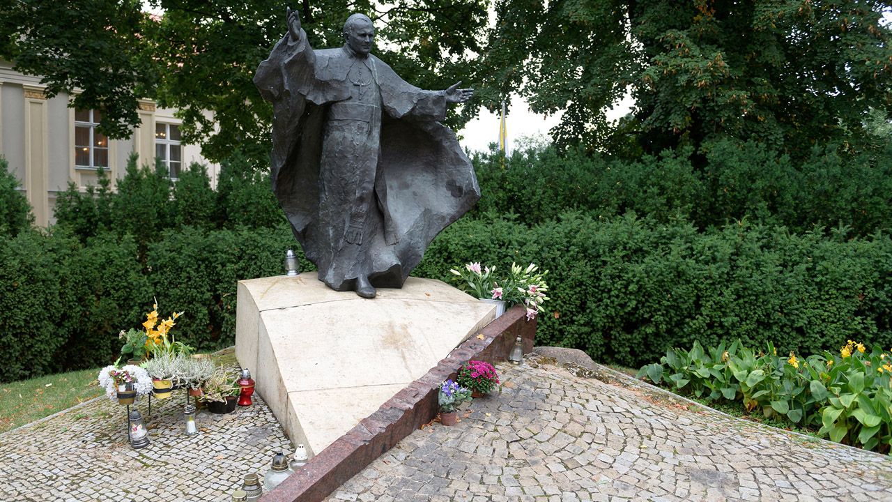 Figura Jana Pawła II na Ostrowie Tumskim w Poznaniu (fot. arch.PAP/Jakub Kaczmarczyk)