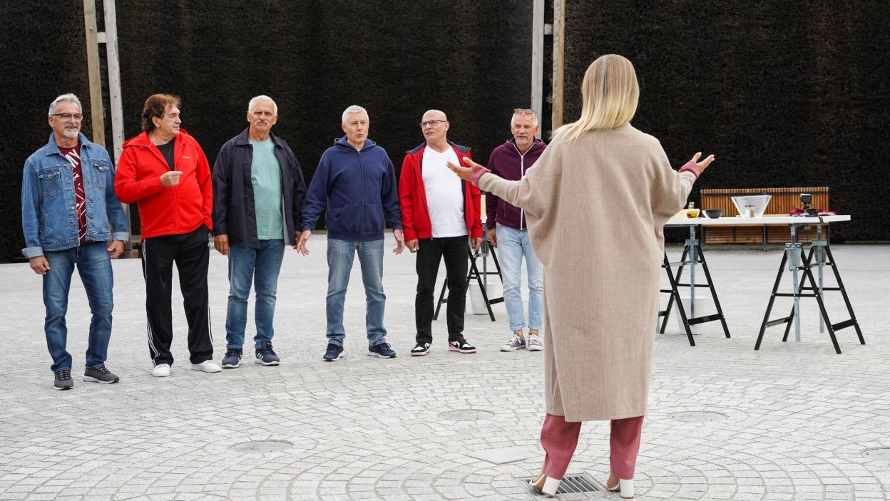 W sanatorium nie ma odpoczynku. Tym razem coś specjalnie dla panów: przygotowanie sałatki dla pań (fot. TVP)