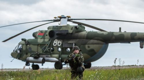 Беларускі салдат ахоўвае верталёт на Асіповіцкім вайсковым палігоне ў Беларусі падчас вучэнняў «Захад-2017». 18 верасня 2017 года. Здымак мае ілюстрацыйны характар. Фота: Brendan Hoffman / Getty Images