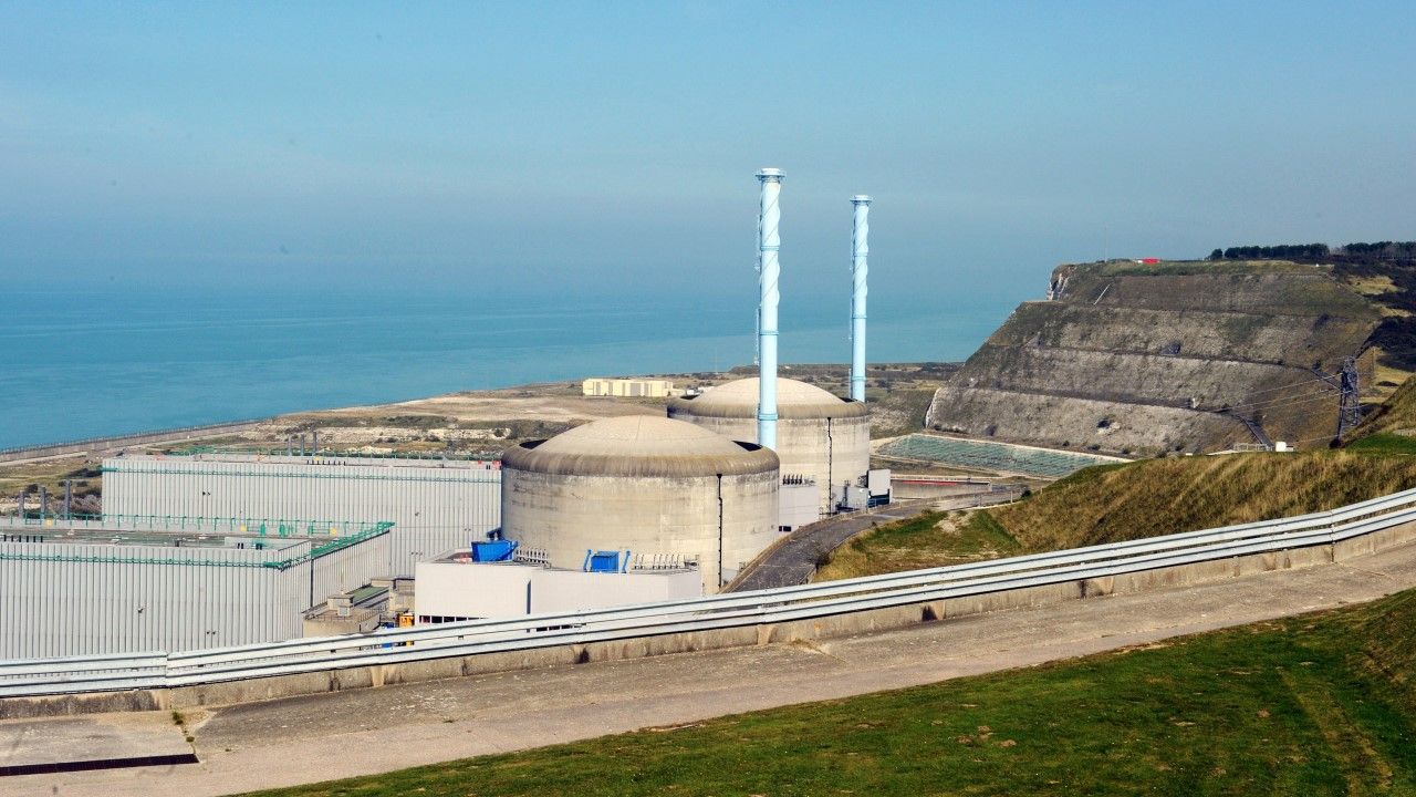 Elektrownia atomowa Penly w miejscowości Dieppe w Normandii (fot. Andia/Universal Images Group via Getty Images)