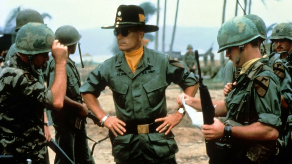 Kilgore, którego w filmie zagrał Robert Duvall, miał swojego prawdziwego odpowiednika – Jamesa Francisa Hollingswortha. Fot. Zoetrope Studios / United Artist/ Collection Christophel/ East News
