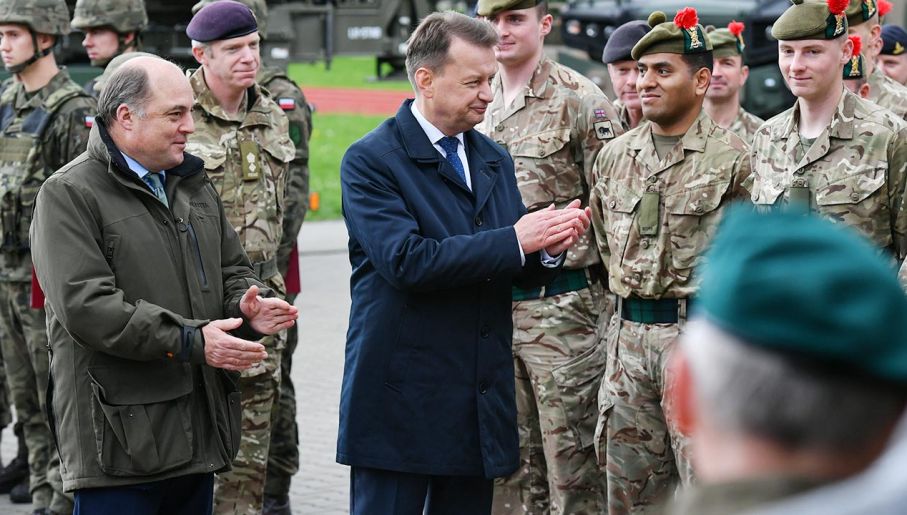 Od lewej: sekretarz obrony Wielkiej Brytanii Ben Wallace i wicepremier, szef MON Mariusz Błaszczak (fot. PAP/Wojtek Jargiło)