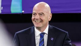 Prezydent FIFA Gianni Infantino uśmiechnięty z powodu oficjalnego ogłoszenia współpracy z ASEAN. W tle widoczna oprawa wydarzenia, podkreślająca międzynarodowy charakter nowego turnieju piłkarskiego. Spotkanie odbyło się w atmosferze entuzjazmu i wspólnej wizji rozwoju futbolu w regionie Azji Południowo-Wschodniej. Inicjatywa ma na celu promowanie młodych talentów oraz zacieśnienie relacji między federacjami piłkarskimi państw członkowskich ASEAN (fot. Getty Images)