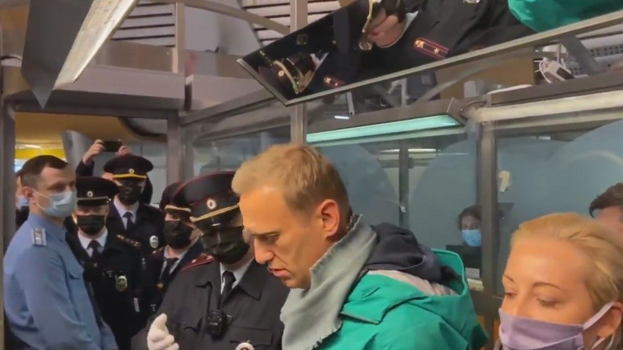 Aleksiej Nawalny w trakcie zatrzymania przez rosyjskie służby (fot. PAP/ EPA/KIRA YARMYSH) Aleksiej Nawalny w trakcie zatrzymania przez rosyjskie służby (fot. PAP/ EPA/KIRA YARMYSH)