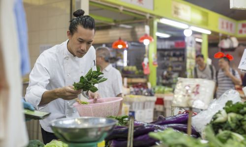 Nicholas Chew Lee-on, szef kuchni restauracji Serge et le Phoque podczas zakupów na targu Lockhart Road w Wan Chai, 2016 rok. Fot. Paul Yeung / South China Morning Post via Getty Images