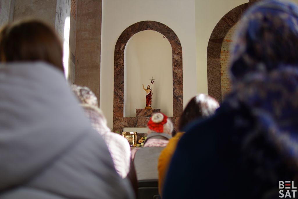 Здымак мае ілюстрацыйны характар. Асвячэнне страваў на велікодны стол у касцёле Святога Францішка ў Новай Баравой. Менск, Беларусь. 4 красавіка 2021 года. (Фота: Белсат)