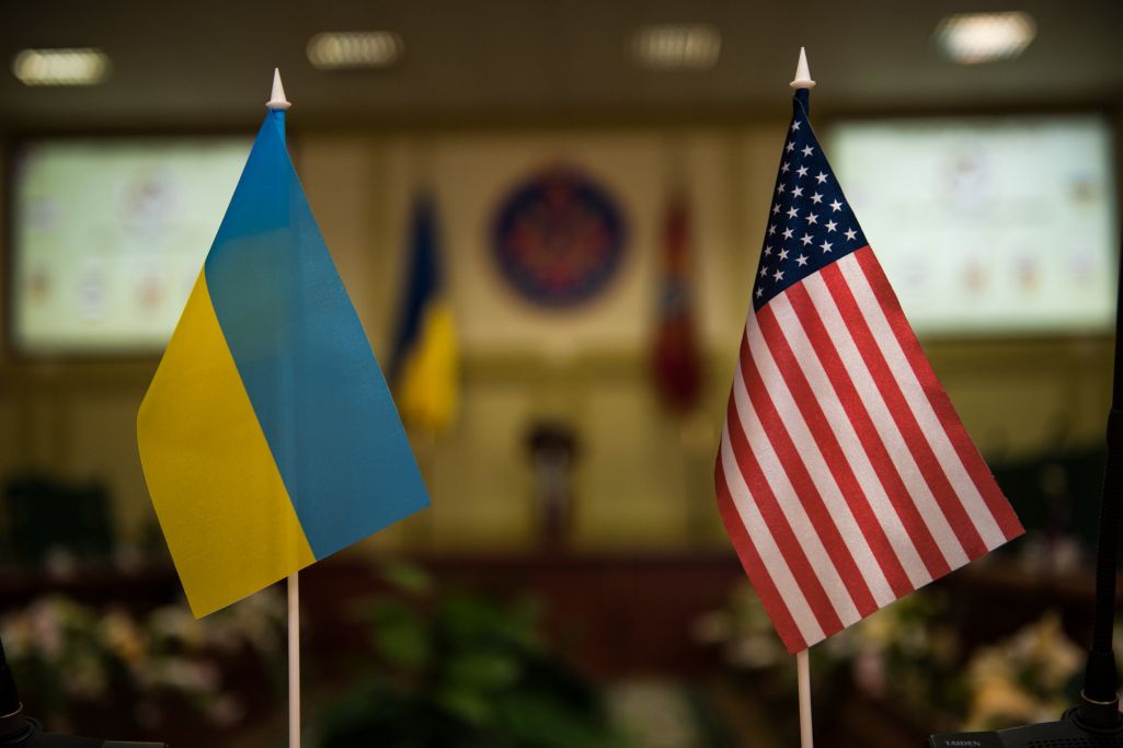 Сцягі Украіны і ЗША (Фота: Joshua Leonard / U.S. Army photo / Flickr)