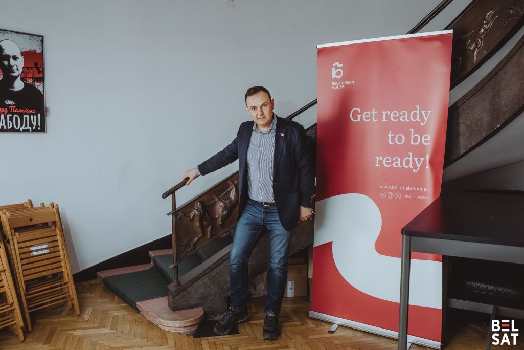 Кіраўнік фонду «Беларускі дом» Алесь Зарэмбюк у сядзібе арганізацыі. 29 траўня 2025 года. Фота: Рауль Дзюк / Белсат