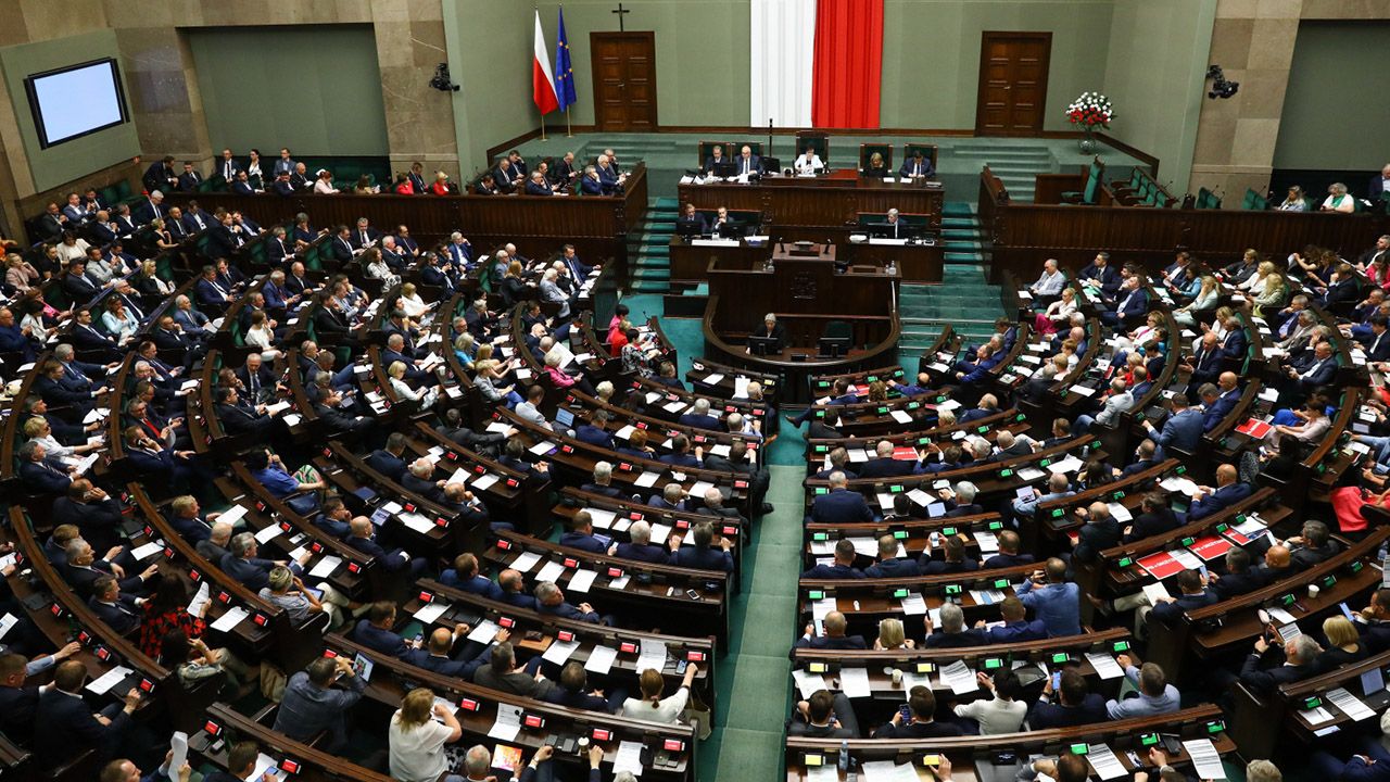 Za odrzuceniem projektu głosowało 265 posłów, 175 było przeciwko, a 4 wstrzymało się od głosu (fot. PAP/Rafał Guz) Za odrzuceniem projektu głosowało 265 posłów, 175 było przeciwko, a 4 wstrzymało się od głosu (fot. PAP/Rafał Guz)