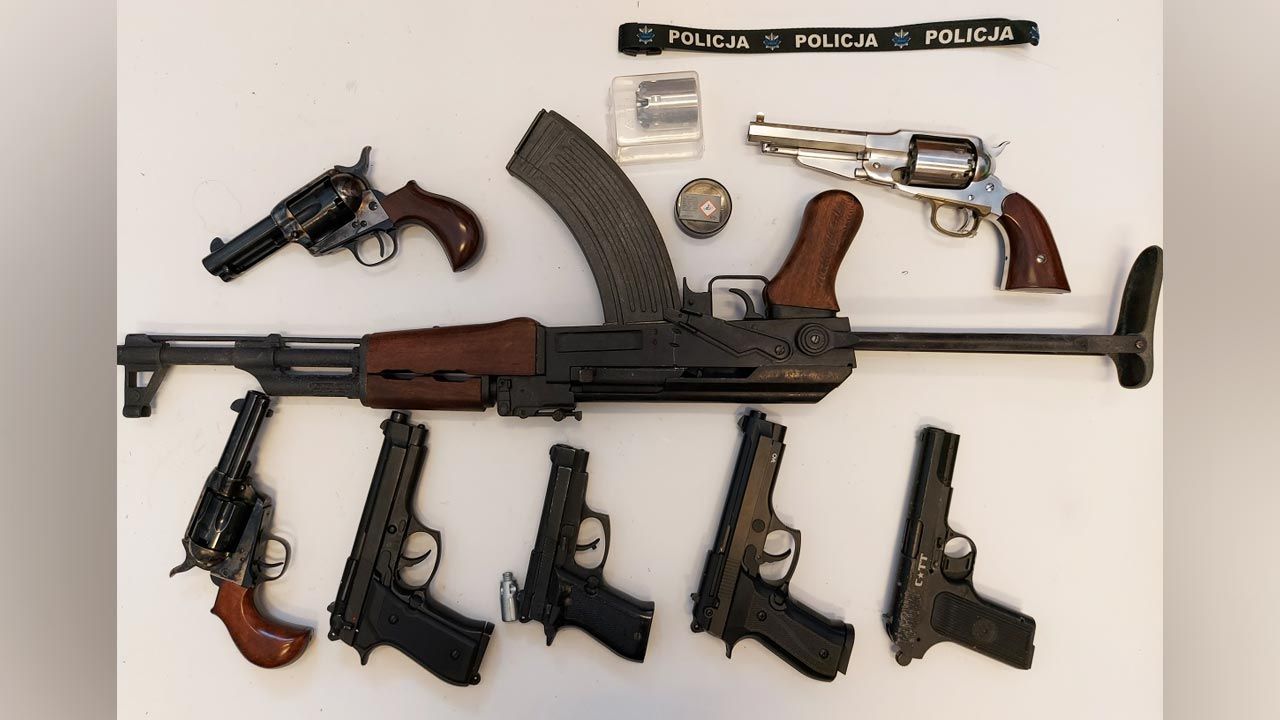 Nielegalny arsenał należy do 55-latka i 56-latka (fot. Policja)