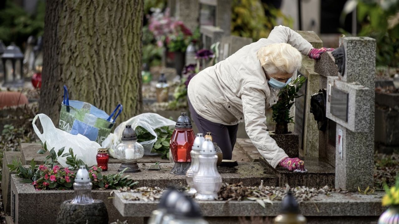„Zachęcam do odwiedzenia grobów bliskich parę dni wcześniej, kilka dni później” (fot. PAP/Łukasz Gągulski) „Zachęcam do odwiedzenia grobów bliskich parę dni wcześniej, kilka dni później” (fot. PAP/Łukasz Gągulski)