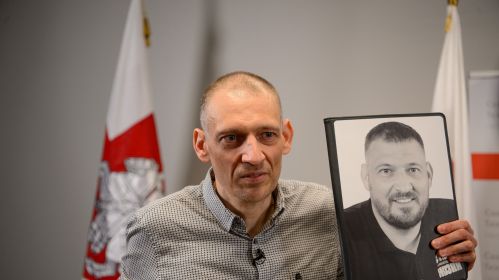 Бывший кандидат в президенты 2020 года и бывший политзаключенный Сергей Тихановский выступает во время пресс-конференции с участием шести политзаключенных, освобожденных 21 июня. Вильнюс, Литва. 22 июня 2025 года. Фото: Белсат