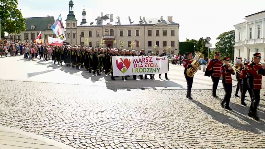 Ulicami Kielc przeszli uczestnicy Marszu dla życia i rodziny 