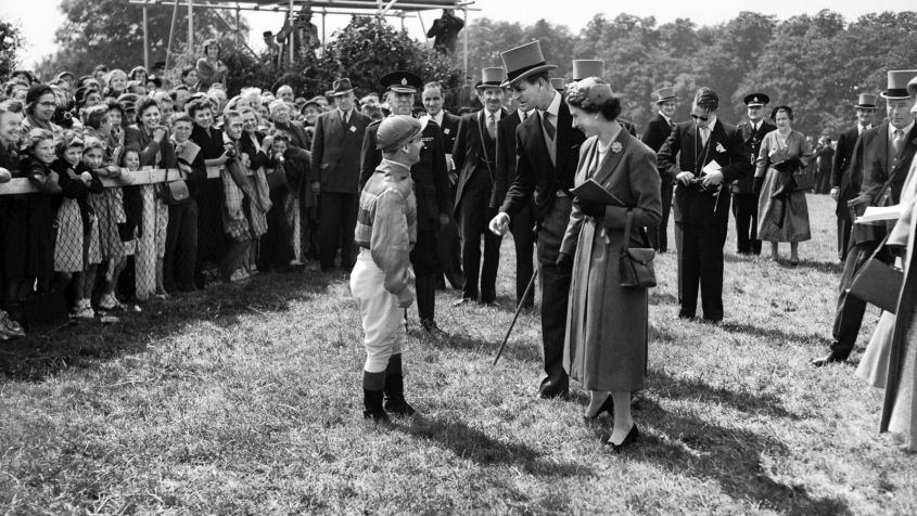 Jej miłość do koni widać było przez całe życie. Gdy tylko mogła, pojawiała się na ważnych gonitwach, jak tu w 1953 roku na Epsom Derrby (Fot. Getty)