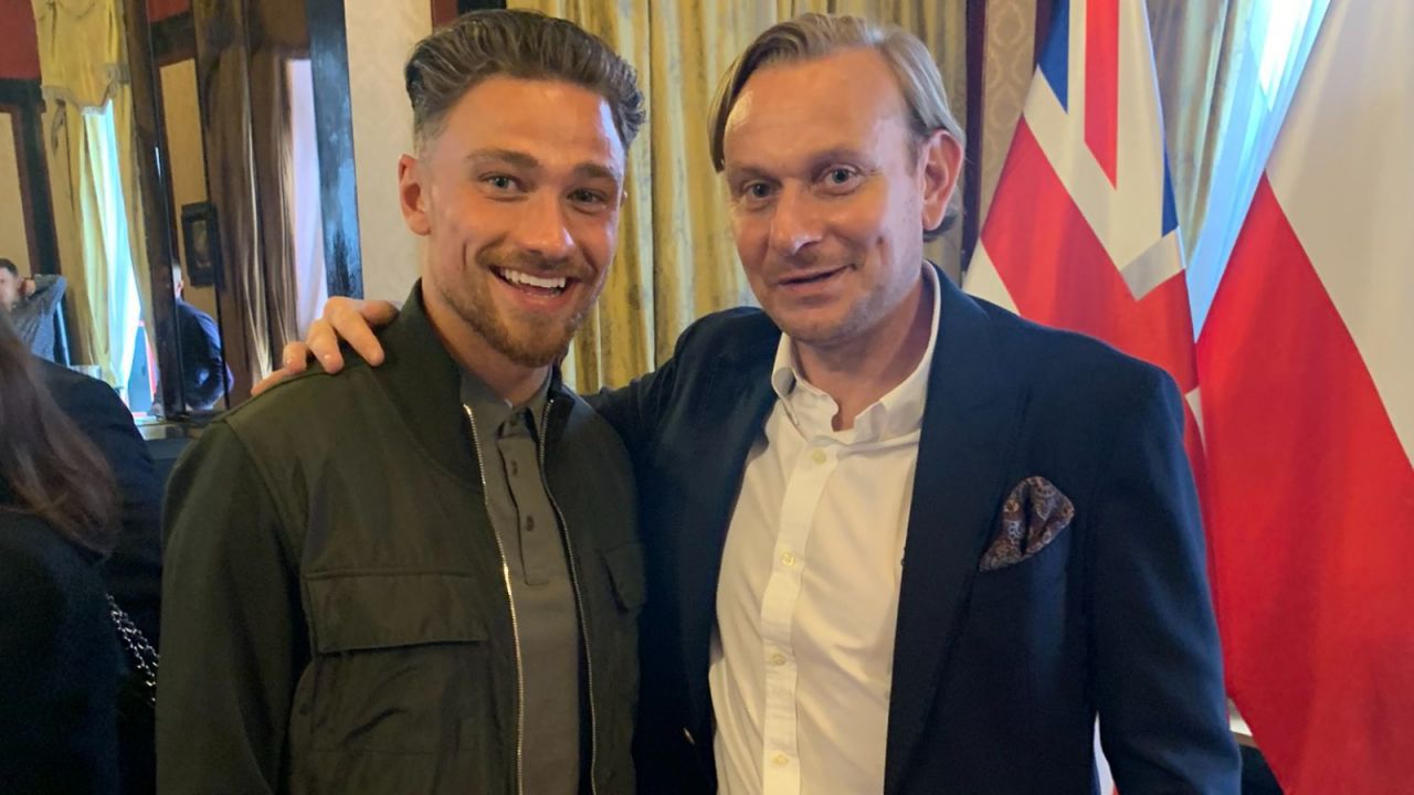 Matty Cash (od lewej) i Sebastian Mila w trakcie sobotniego spotkania w Londynie (fot. Twitter),