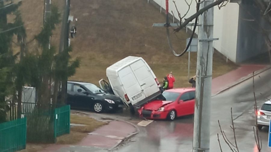 Wypadek w Domaszowicach. Trzy samochody zderzyły się na skrzyżowaniu. Fot. Kieleckie Patrole