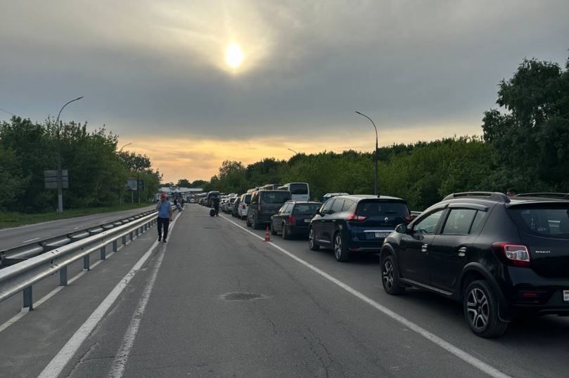 Чарга з машынаў на беларуска-польскім пункце пропуску. (Фота: Брест – Тересполь / Telegram)