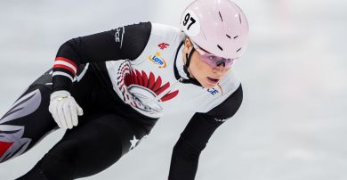 Natalia Maliszewska (fot. Getty Images) Natalia Maliszewska w trakcie wyścigu na torze lodowym podczas zawodów short tracku. Łyżwiarka w biało-czarnym stroju z różowym kaskiem wróciła do formy, zdobywając trzy medale mistrzostw świata i przygotowując się do igrzysk olimpijskich w Mediolanie