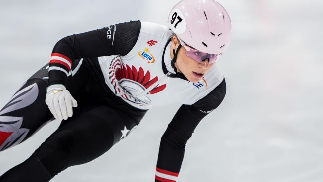 Natalia Maliszewska (fot. Getty Images) Natalia Maliszewska w trakcie wyścigu na torze lodowym podczas zawodów short tracku. Łyżwiarka w biało-czarnym stroju z różowym kaskiem wróciła do formy, zdobywając trzy medale mistrzostw świata i przygotowując się do igrzysk olimpijskich w Mediolanie