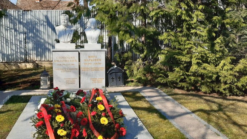 Магілы Слабадана Мілошэвіча і ягонай жонкі Міры Маркавіч. Пажарэвац, Сербія. 11 сакавіка 2021 года. Фота: sps.org.rs