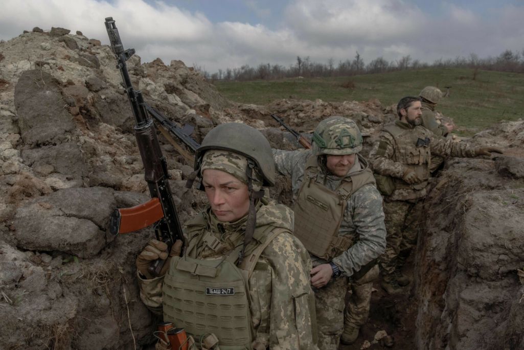Маці траіх дзяцей і парамедык 24-й механізаванай брыгады ЗСУ, 51-гадовая Наталля бярэ ўдзел у палявых вучэннях у невядомым месцы ва ўсходнім рэгіёне Украіны. 18 сакавіка 2025 года. Фота: Roman Pilipey / AFP / East News