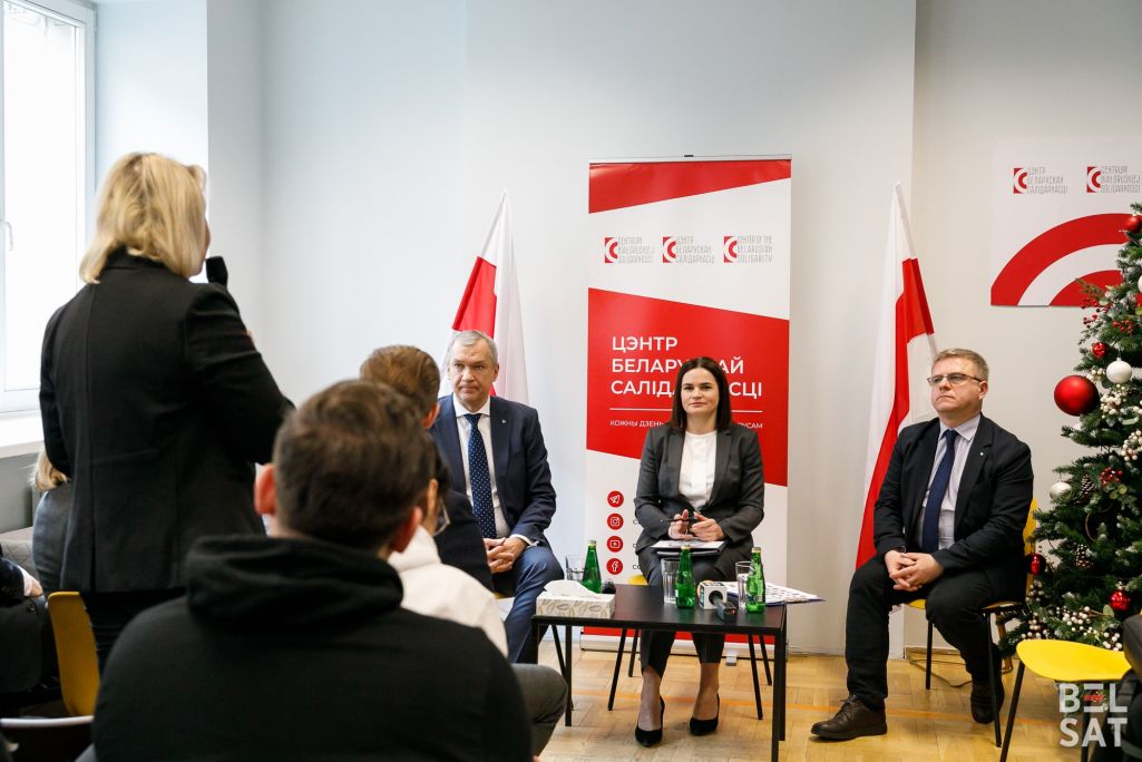 Сустрэча грамадзянскай супольнасці са Святланай Ціханоўскай і прадстаўнікамі Аб’яднанага пераходнага кабінету ў Цэнтры беларускай салідарнасці. Варшава, Польшча. 10 студзеня 2024 года. (Фота: Таццяна Верамеева / Белсат)