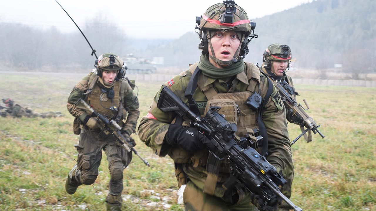 Każdy Norweg i Norweżka po ukończeniu 19 lat ma obowiązek odbycia służby w wojsku (fot. Leon Neal/Getty Images, zdjęcie ilustracyjne)