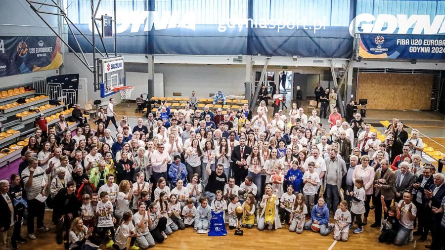 Mistrzowska feta VBW Gdyni z kibicami (fot. facebook / VBW Gdynia)