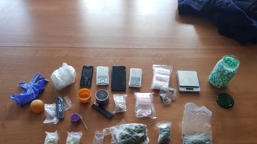 Mężczyzna zatrzymany przez policję. W jego mieszkaniu znaleziono narkotyki (fot. KPP Gniezno)