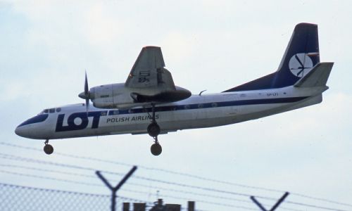 Porwany samolot LOT-u Antonov An-24B. Wylądował na Tempelhof. 21 lipca 1981 roku. Fot. Wikimedia/ Ralf Manteufel: http://www.airliners.net/photo/LOT---Polish/Antonov-An-24B/1326908/L/