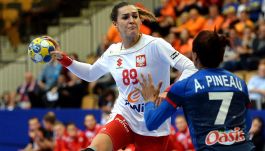 Kinga Achruk (L) i Allison Pineau (P) (fot. PAP)