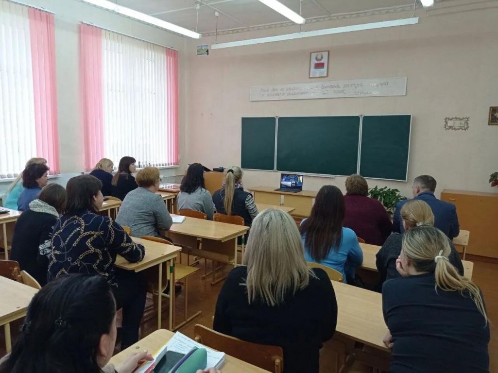 Бюджэтнікі глядзяць Усебеларускі народны сход. Быхаў, Беларусь (Фота: Быхов. Новости. Беларусь / OK.ru)