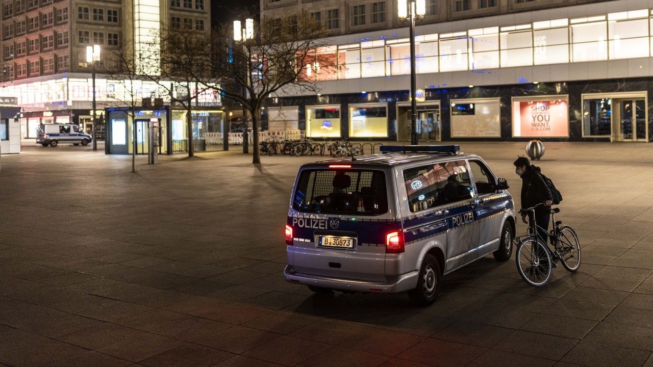 Policja w Berlinie pilnująca przestrzegania godziny policyjnej (fot. Maja Hitij/Getty Images) Policja w Berlinie pilnująca przestrzegania godziny policyjnej (fot. Maja Hitij/Getty Images)