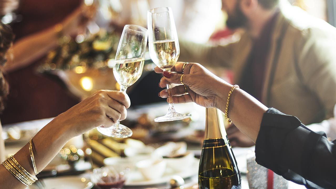 Smak umami to także szampan z jajkami po benedyktyńsku. (fot. Shutterstock/Rawpixel.com) Smak umami to także szampan z jajkami po benedyktyńsku. (fot. Shutterstock/Rawpixel.com)
