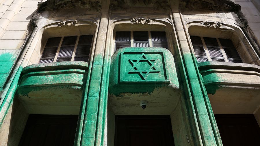 Nieznani sprawcy zdewastowali pięć obiektów (fot. Abdul Saboor / Reuters / Forum)