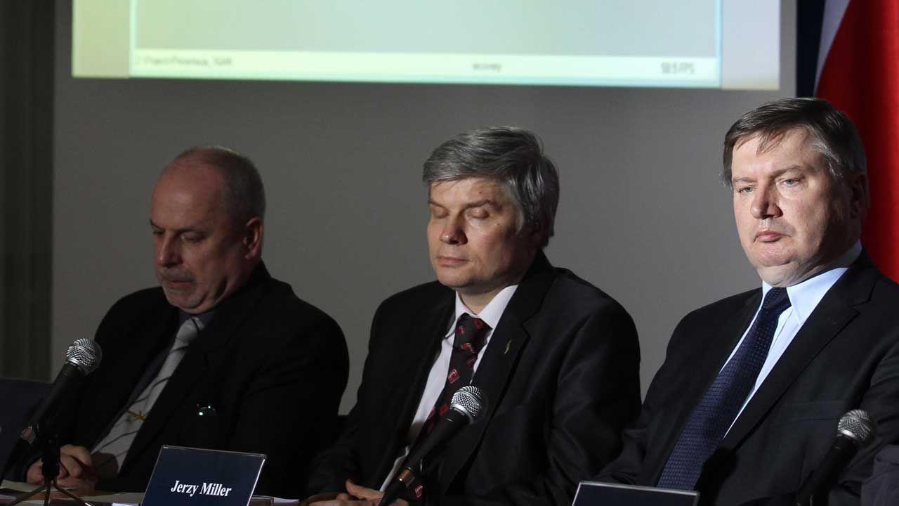 Od lewej: Wiesław Jedynak, Maciej Lasek oraz przewodniczący Komisji Badania Wypadków Lotniczych Jerzy Miller (fot. PAP/Radek Pietruszka)