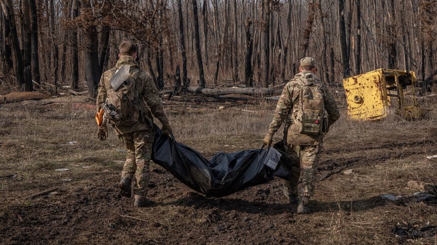Rosjanie ponoszą ogromne straty między innymi w wyniku „mięsnych szturmów” (fot. Hnat Holyk/Gwara Media/Global Images Ukraine/Getty)