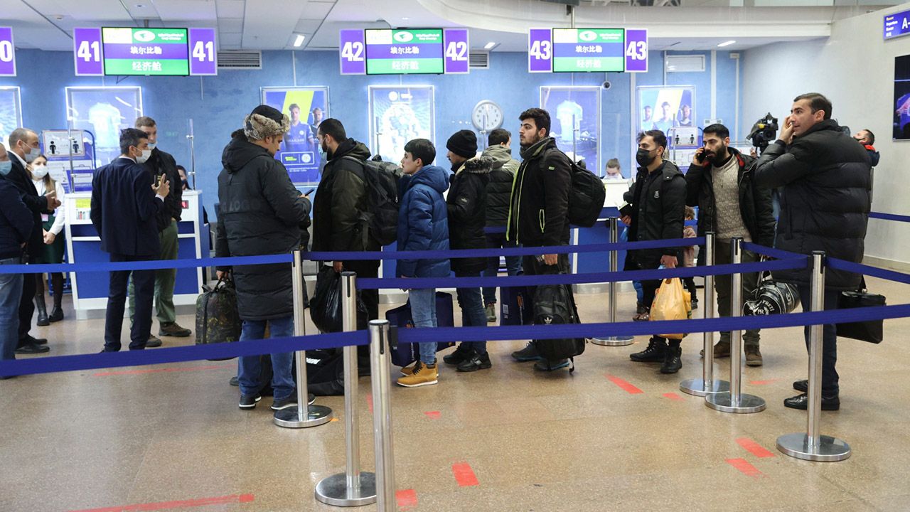 Na lotnisku w Mińsku pełno ludzi (fot. PAP/EPA/RAMIL NASIBULIN/BELTA )