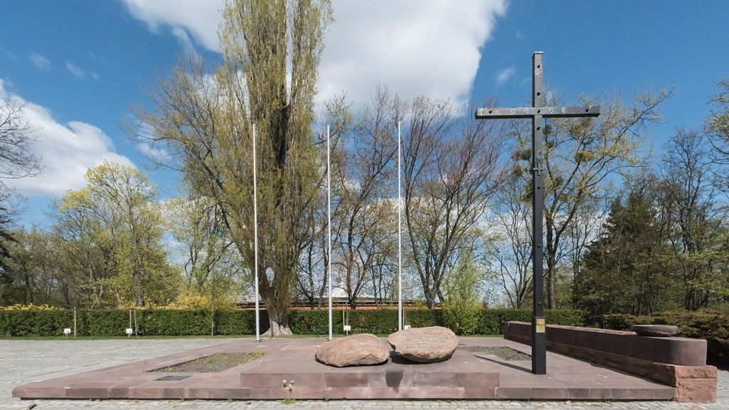Krzyże upamiętniające miejsce stracenia Romualda Traugutta i członków Rządu Narodowego (fot. wikimedia/ Adrian Grycuk)