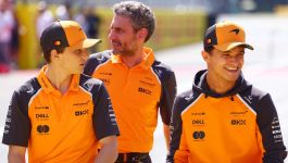 Oscar Piastri, Andrea Stella i Lando Norris (fot. Getty Images) Na zdjęciu widać zespół McLarena podczas weekendu wyścigowego Formuły 1. W centrum stoi szef ekipy Andrea Stella, rozmawiający ze swoimi kierowcami. Wszyscy mają na sobie charakterystyczne pomarańczowo-czarne stroje zespołu z logotypami sponsorów. Atmosfera jest swobodna i pełna optymizmu, co odzwierciedla zaufanie Stelli do swoich zawodników (fot. Getty Images)